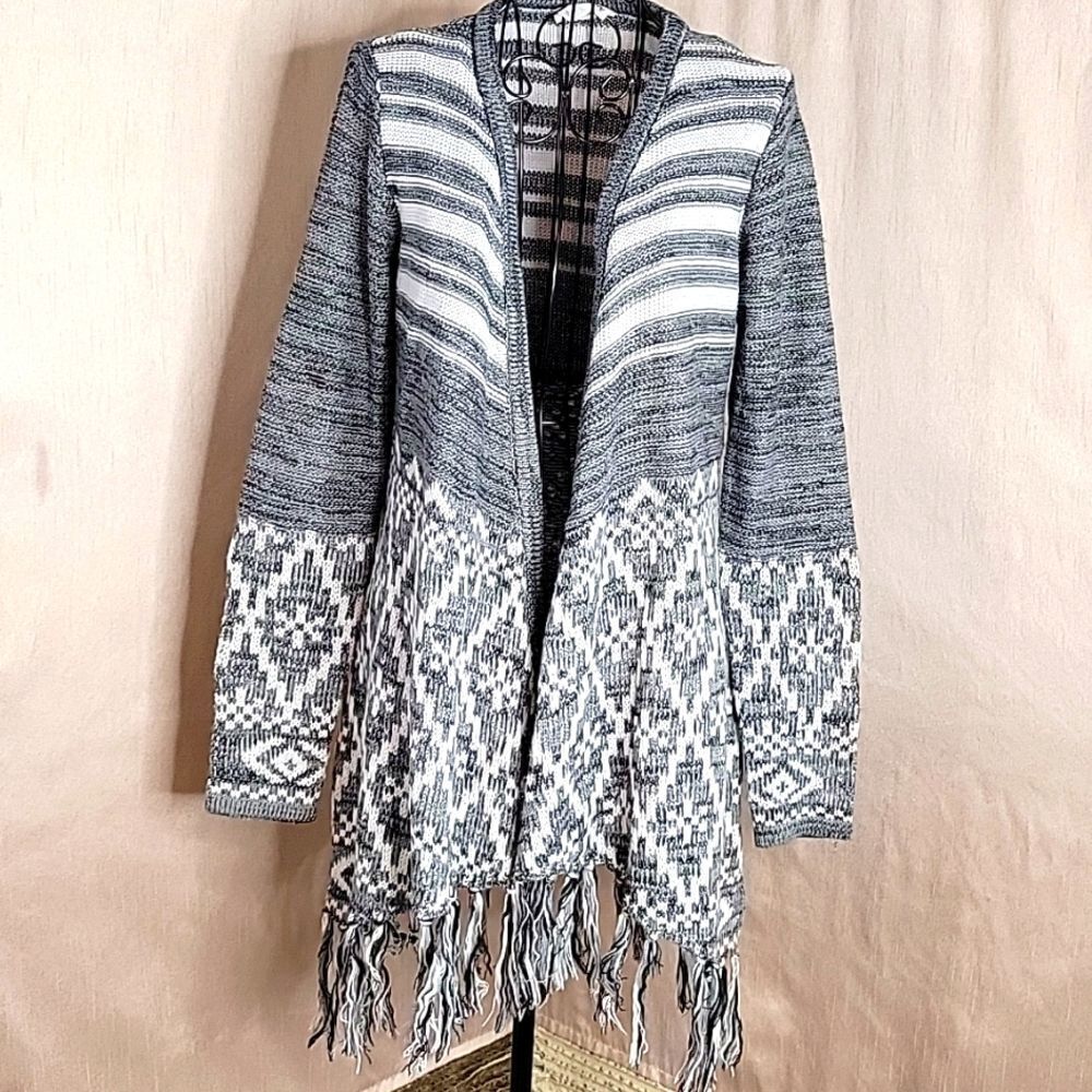 ALLISON BRITTNEY Fringed Aztec Gray and White Cape Sweater Small